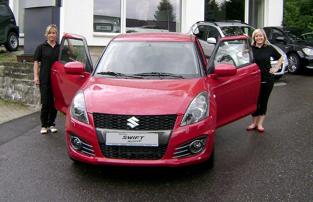 Fra Tyskland kommer også dameholdet Marlen Hinz og Inka Wolf for at køre Suzuki Swift og vinde i en disciplin, som de har hørt om, men aldrig prøvet.